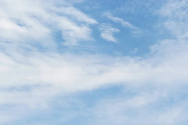 Nuages blancs doux sur fond de ciel bleu et espace vide fo — Photo