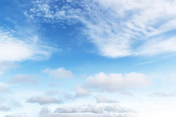 Zachte witte wolken tegen blauwe hemelachtergrond en lege ruimte fo — Stockfoto