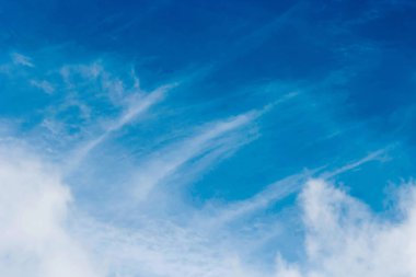 Mavi gökyüzü arka plan ve tasarımınız için boş alanı karşı yumuşak beyaz bulutlar.