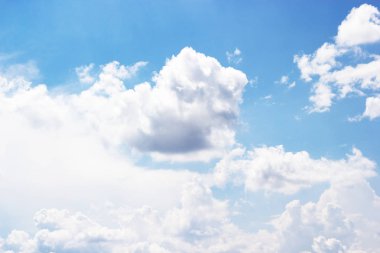 Mavi gökyüzü arka plan ve tasarımınız için boş alanı karşı yumuşak beyaz bulutlar.