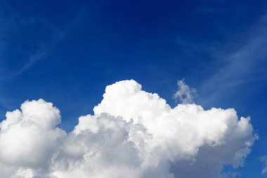 Fo yumuşak beyaz bulutlar mavi gökyüzü arka plan ve boş alan