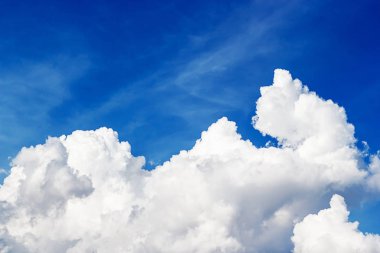 Fo yumuşak beyaz bulutlar mavi gökyüzü arka plan ve boş alan