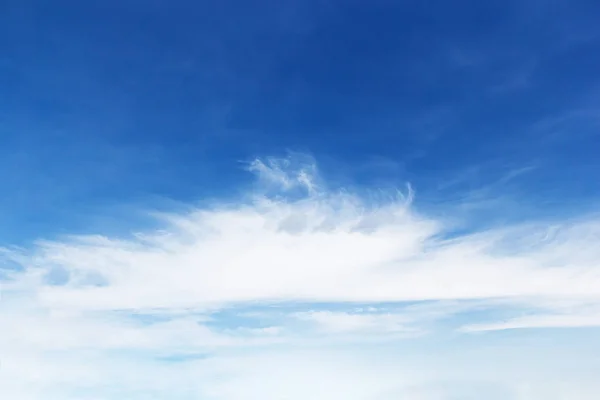 Nuvens brancas suaves contra fundo céu azul e espaço vazio fo — Fotografia de Stock