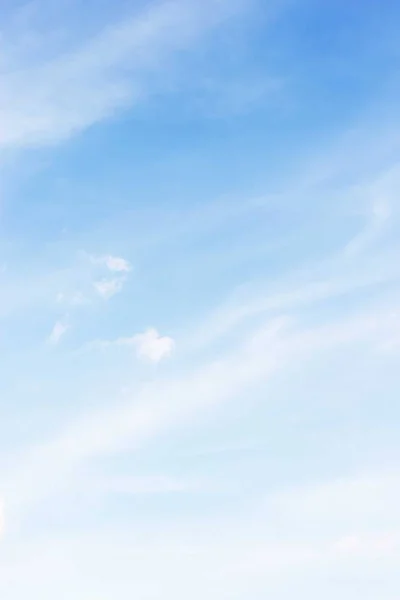 Weiche weiße Wolken vor blauem Himmelshintergrund und leerer Raum für — Stockfoto