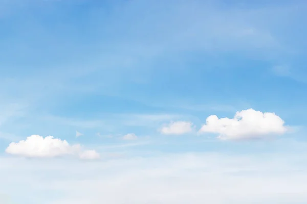 Nuvens brancas suaves contra fundo céu azul e espaço vazio fo — Fotografia de Stock