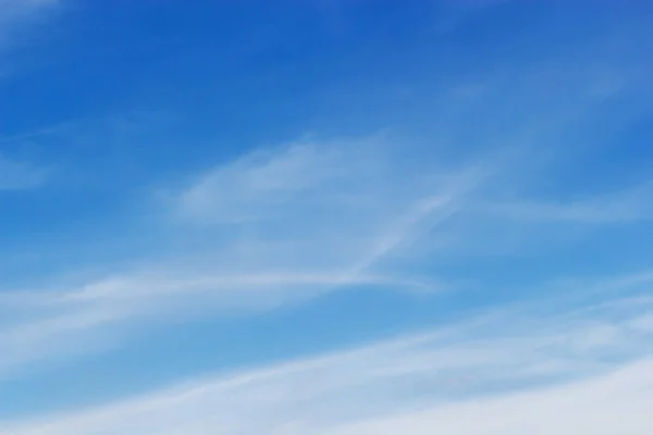 Weiche weiße Wolken vor blauem Himmelshintergrund und leerer Raum für — Stockfoto