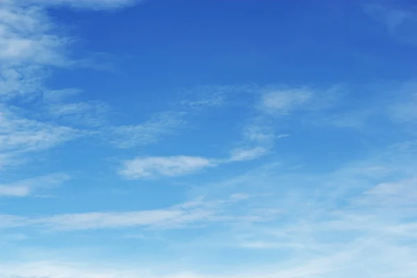 Soft white clouds against blue sky background and empty space fo — Stock Photo, Image