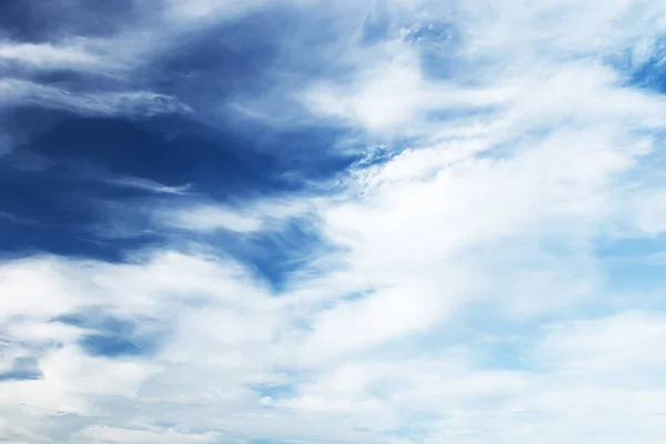 Mjuka vita moln mot blå himmel bakgrund för din design. — Stockfoto