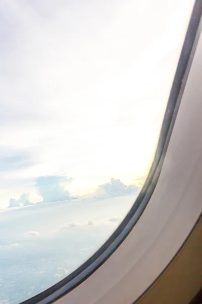 Janela de avião e céu azul no crepúsculo — Fotografia de Stock