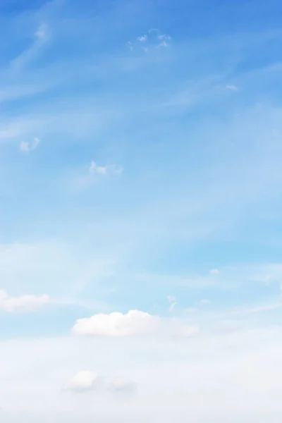 Weiche weiße Wolken vor blauem Himmelshintergrund und leerer Raum für — Stockfoto