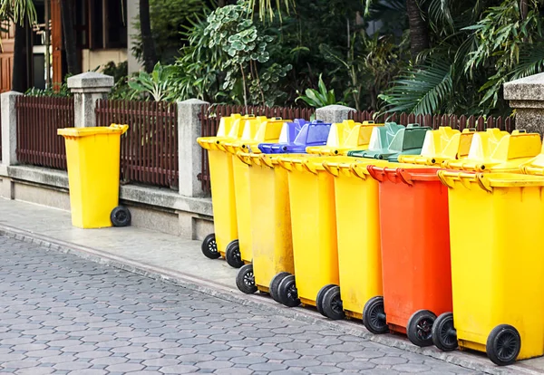 Gelbe Tonne auf dem Bürgersteig — Stockfoto