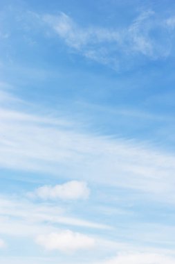 Mavi gökyüzü arka plan, natu güzel karşı yumuşak beyaz bulutlar