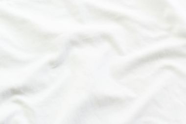 Beyaz çarşaf ve tasarımınız için boş alanı yatak takımları yakın çekim.