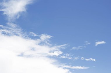 Mavi gökyüzü arka plan ve tasarım, doğası güzel için boş alanı karşı yumuşak beyaz bulutlar.