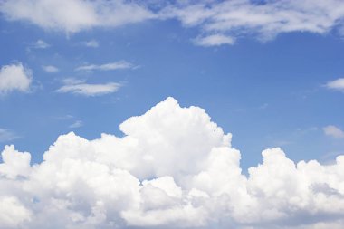 Mavi gökyüzü arka plan ve tasarım, doğası güzel için boş alanı karşı yumuşak beyaz bulutlar.