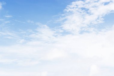 Mavi gökyüzü arka plan, natu güzel karşı yumuşak beyaz bulutlar
