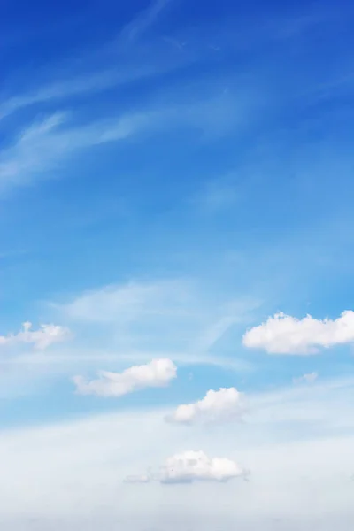 青空背景に、ア ナツの美しい柔らかな白い雲 — ストック写真