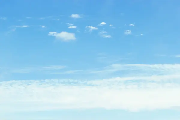 Nuages blancs doux sur fond de ciel bleu, belle de natu — Photo