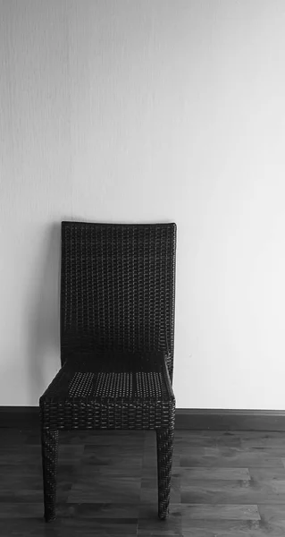Chaise Noire Sur Sol Gris Mur Blanc — Photo