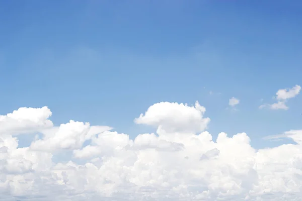 Zachte Witte Wolken Tegen Blauwe Hemelachtergrond Lege Ruimte Voor Ontwerp — Stockfoto