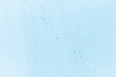 Su damlalarının arka planı cama düşer.