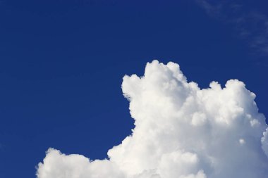 Mavi gökyüzü arka plan ve tasarım, doğası güzel için boş alanı karşı yumuşak beyaz bulutlar.