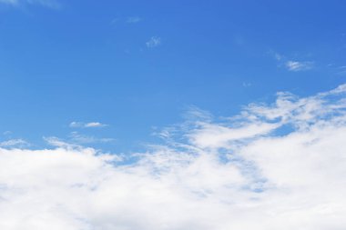 Mavi gökyüzü arka plan ve boş yer karşı yumuşak beyaz bulutlar