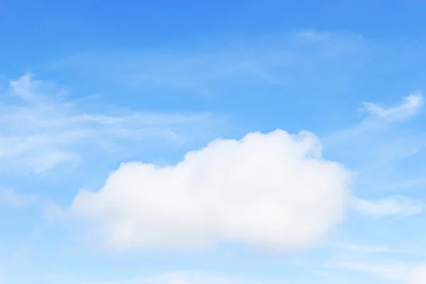 Nuvens Brancas Suaves Contra Fundo Céu Azul Bonito Natureza — Fotografia de Stock