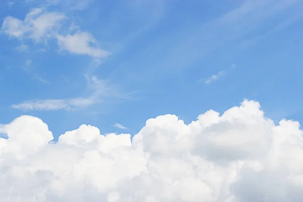 Céu Azul Amontoados Brancos Suaves Espaço Vazio Para Seu Design — Fotografia de Stock