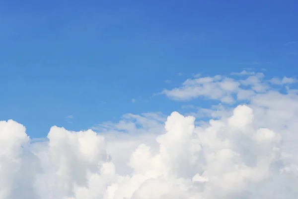 Zachte Witte Wolken Tegen Blauwe Hemelachtergrond Lege Ruimte Voor Ontwerp — Stockfoto