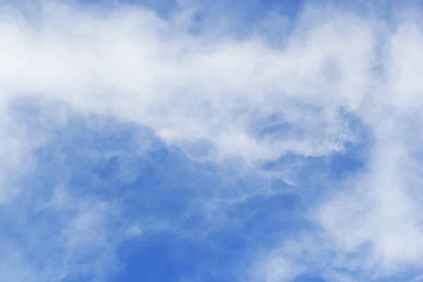 青空背景に、ア ナツの美しい柔らかな白い雲 — ストック写真