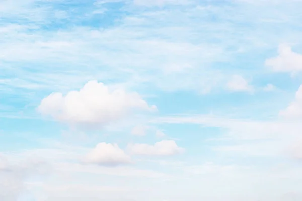 Fond ciel bleu et nuages blancs foyer doux, belle de na — Photo