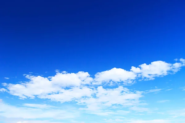 Cielo Azul Suaves Trapos Blancos Espacio Vacío Para Diseño —  Fotos de Stock