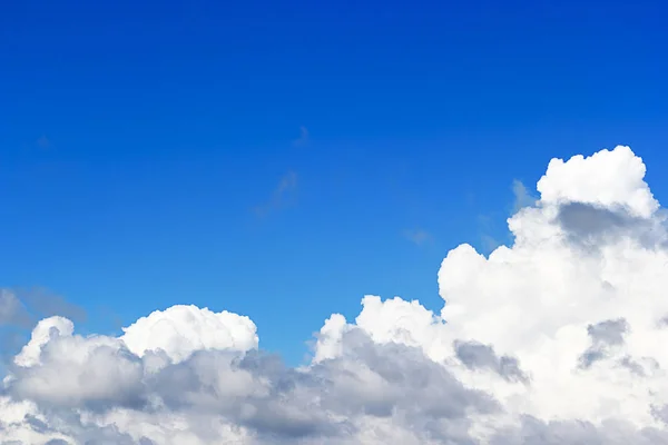 Zachte Witte Wolken Tegen Blauwe Hemelachtergrond Lege Ruimte Voor Ontwerp — Stockfoto