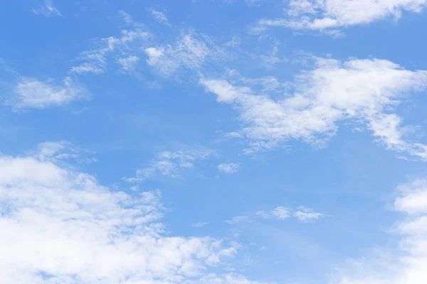 青空背景と設計用の空領域に対して柔らかな白い雲 — ストック写真