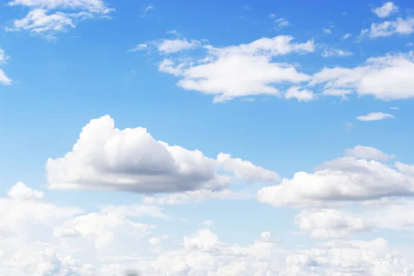 Mjuka vita moln mot blå himmel bakgrund och tomt utrymme — Stockfoto