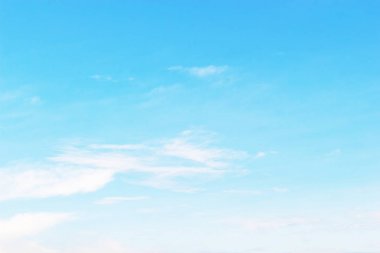 Tasarımınızın doğası güzel mavi gökyüzü arka plan karşı yumuşak beyaz bulutlar.