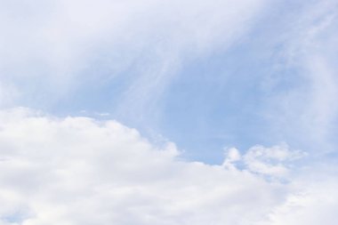 Mavi gökyüzü arka plan, doğa güzel karşı yumuşak beyaz bulutlar.