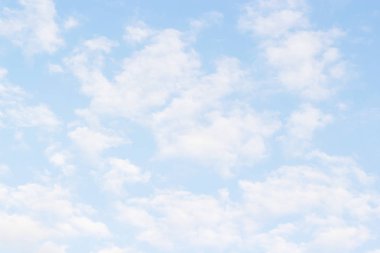 Mavi gökyüzü arka plan, doğa güzel karşı yumuşak beyaz bulutlar.