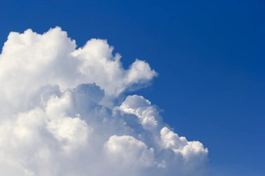 Mavi gökyüzü arka plan ve beyaz bulutlar yumuşak odak ile gölge ve boş yer.