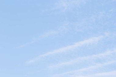 Mavi gökyüzü arka plan ve beyaz bulutlar yumuşak odak ve boş yer.