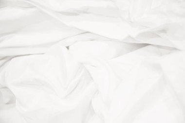 Beyaz çarşaf ve boş yatak takımları yakın çekim.