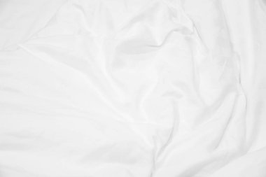 Beyaz çarşaf ve boş yatak takımları yakın çekim.