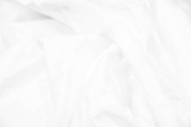 Beyaz çarşaf ve boş yatak takımları yakın çekim.