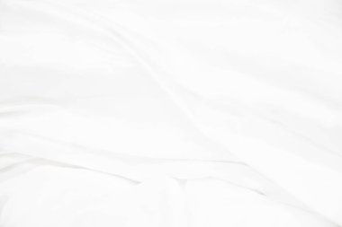 Beyaz çarşaf ve boş yatak takımları yakın çekim.