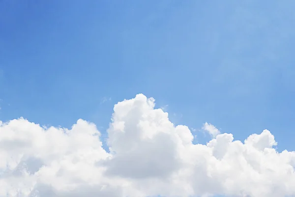 Mavi Gökyüzü Arka Plan Beyaz Bulutlar Yumuşak Odak Boş Yer — Stok fotoğraf