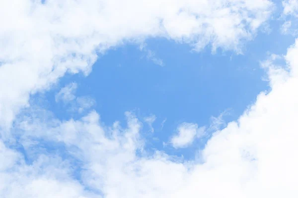 Flauschige Wolken Auf Blauem Himmelshintergrund Und Leeres Raumloch Der Mitte — Stockfoto