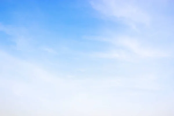 Nuvole Bianche Morbide Contro Sfondo Cielo Blu Spazio Vuoto Vostro — Foto Stock