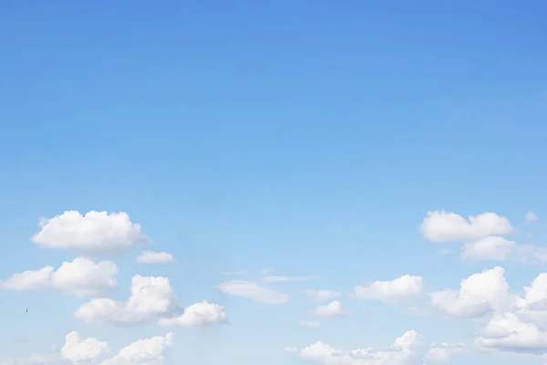 青空背景と白い雲ソフト フォーカス および空の空間 — ストック写真