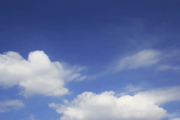 Blå Himmel Bakgrund Och Vita Moln Mjuk Fokus Och Tomt — Stockfoto